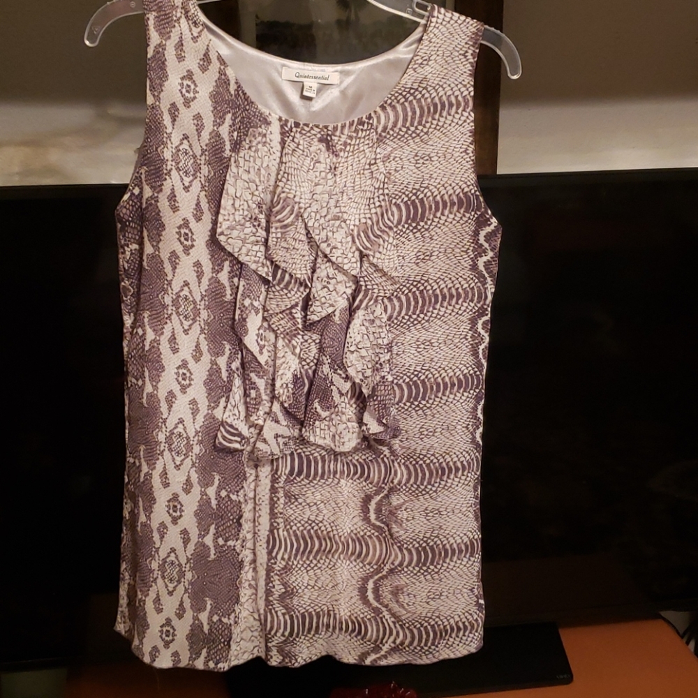 Blouse with ruffles in the middle